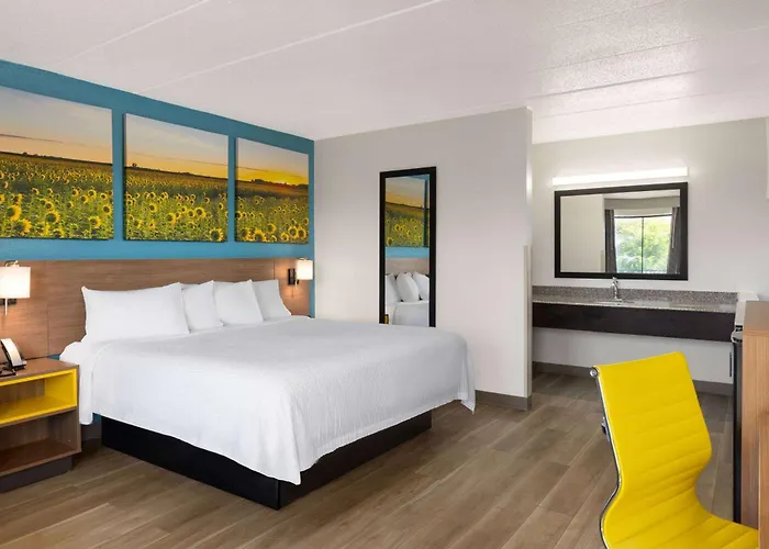 Day\'S Inn & Suites By Wyndham Indianapolis Airport East